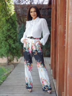 Pantaloni largi cu imprimeu floral 